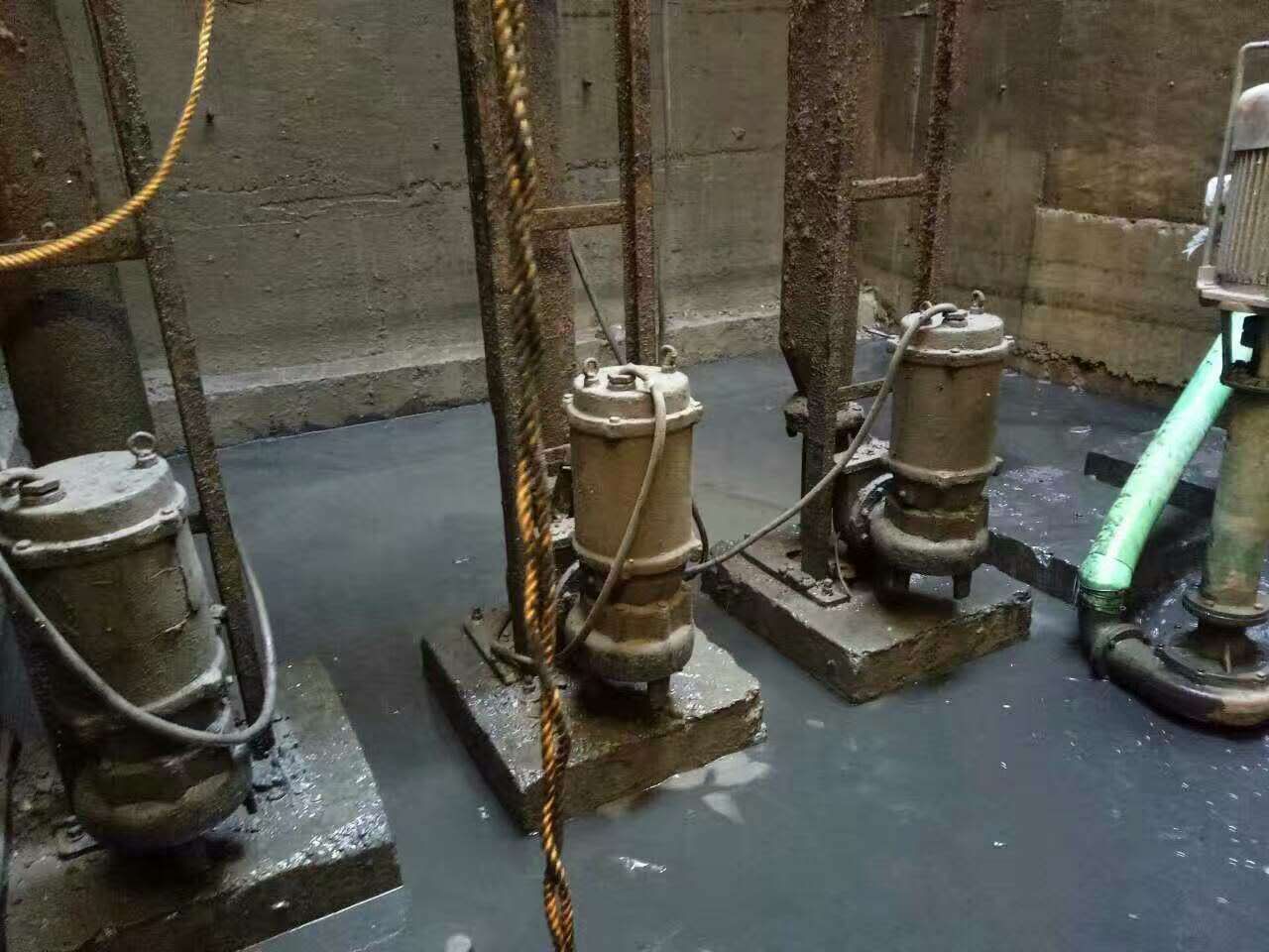 月湖污水池清理