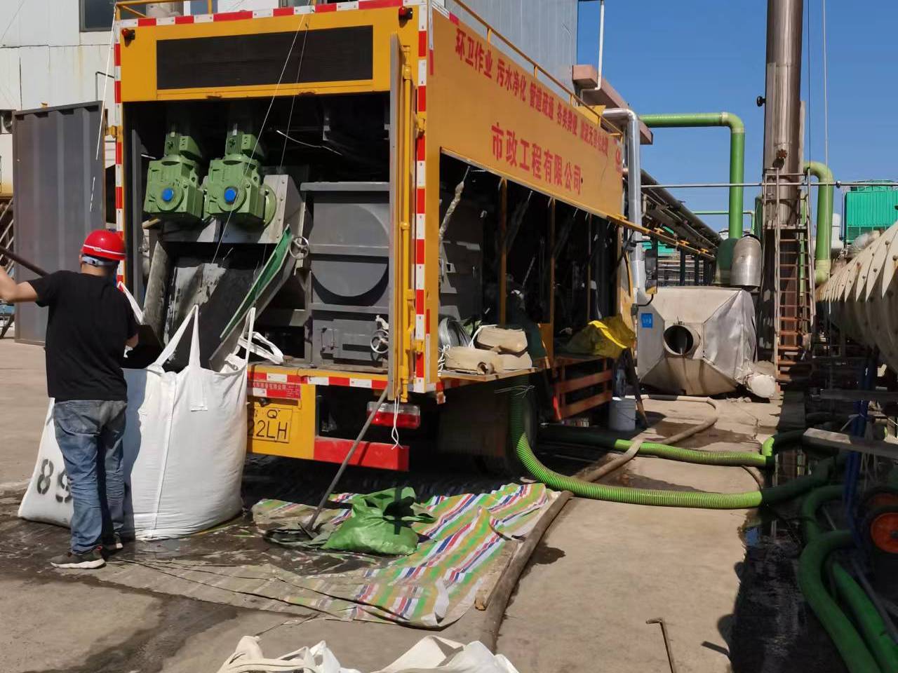 月湖淤泥压干处理