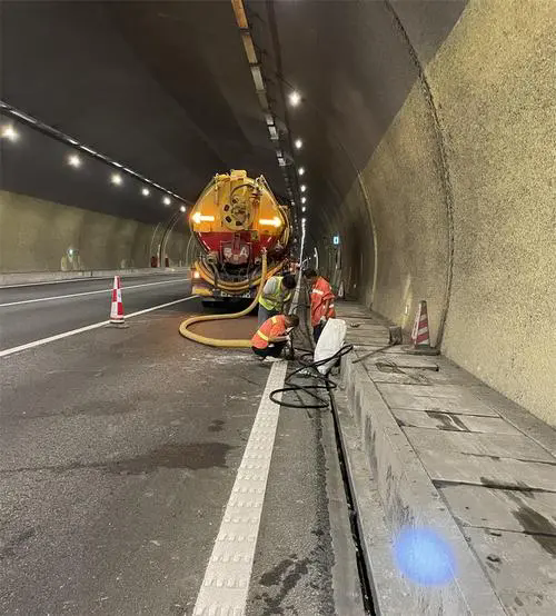 月湖隧道排水渠清淤